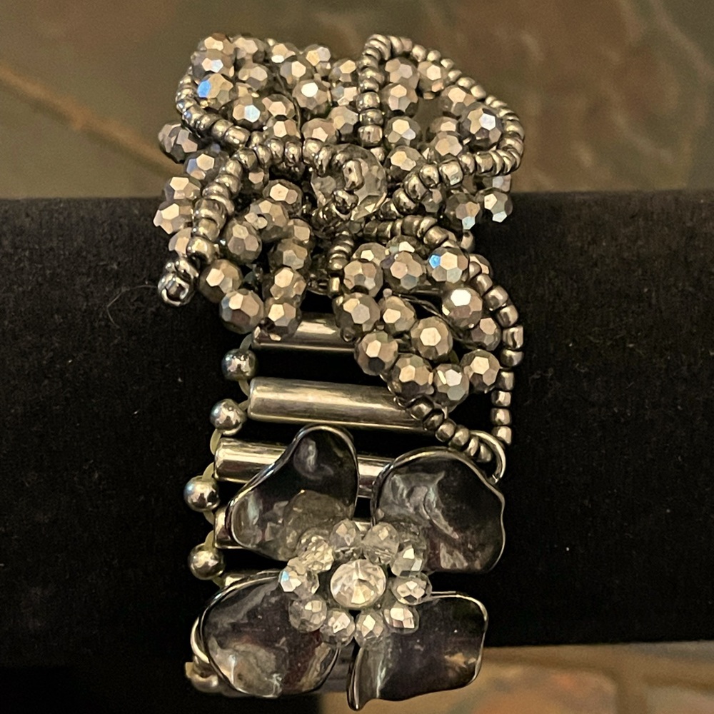 Stretch band rosette bracelet